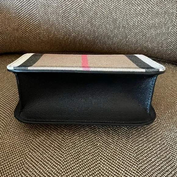 Burberry purse - Picture 12 of 16